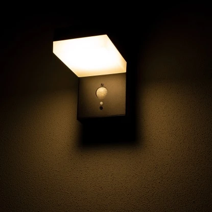 Solar-Wandleuchte 3,3 W 600 Lm 2700 K IP44 Sensor Schwarz 3 Solar-Wandleuchte 3,3 W 600 Lm 2700 K IP44 Sensor Schwarz – Bild 3